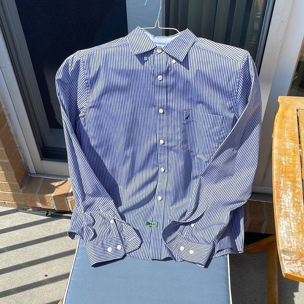 Men’s Nautica Button Down Shirt!